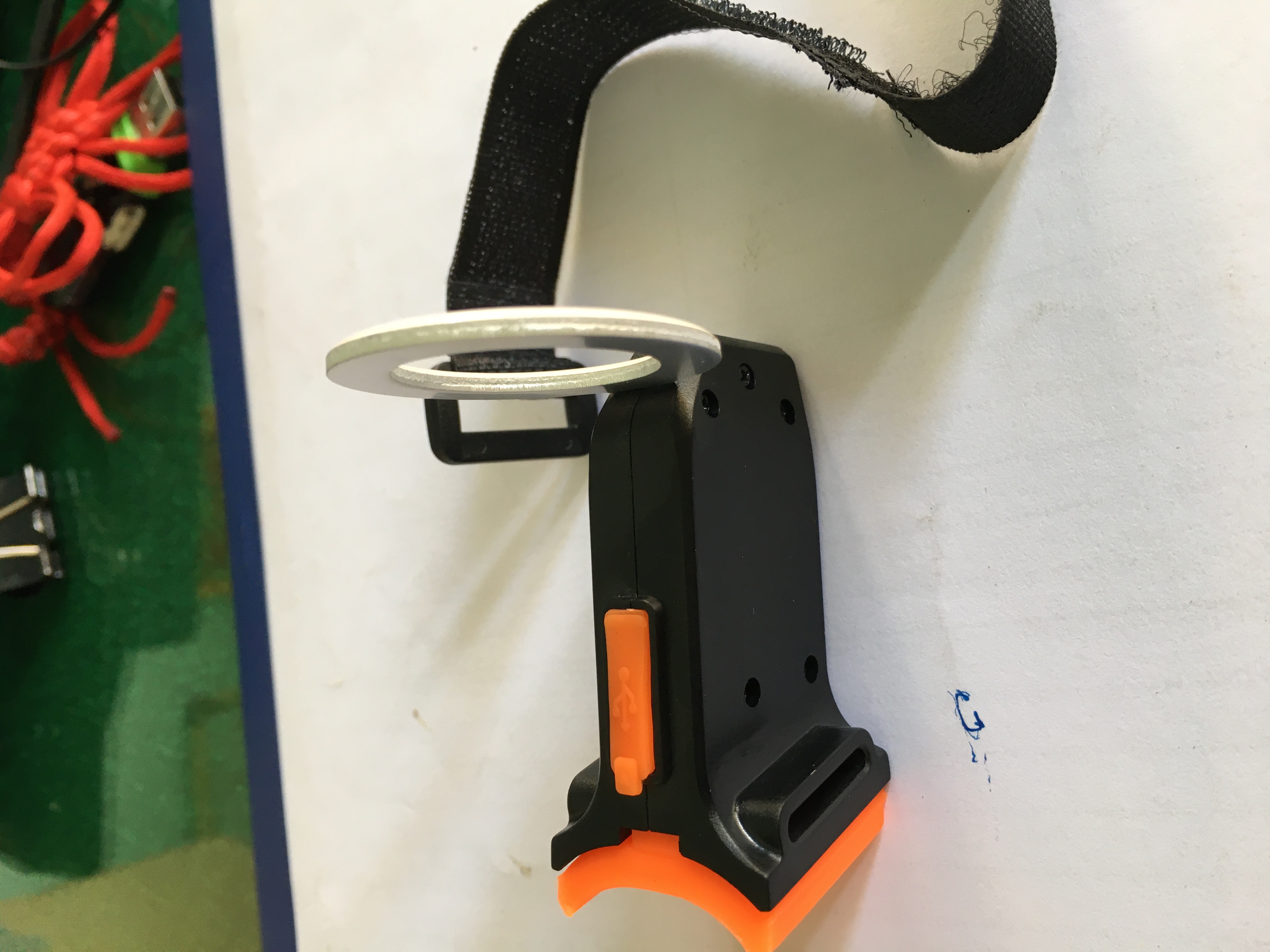 Dây buộc không chắc chắn. Giao hàng nhanh. Đèn ngon.