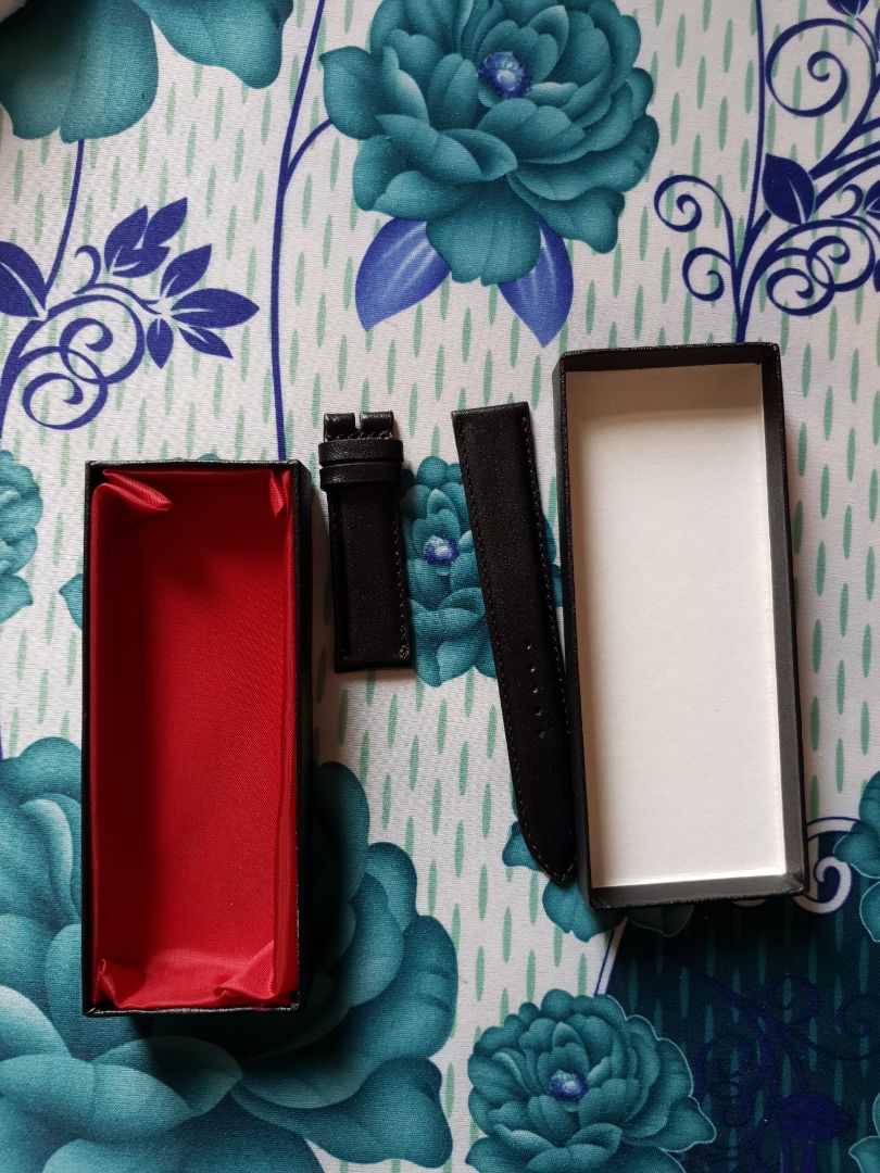 Nhận hàng xong mang về nhà mở ra tìm mãi không thấy chốt cài, khóa đâu cả, chỉ có mổi dây da. Như vậy làm sao mà sử dụng trời. Giờ phải liên hệ tiki hay shop vậy???