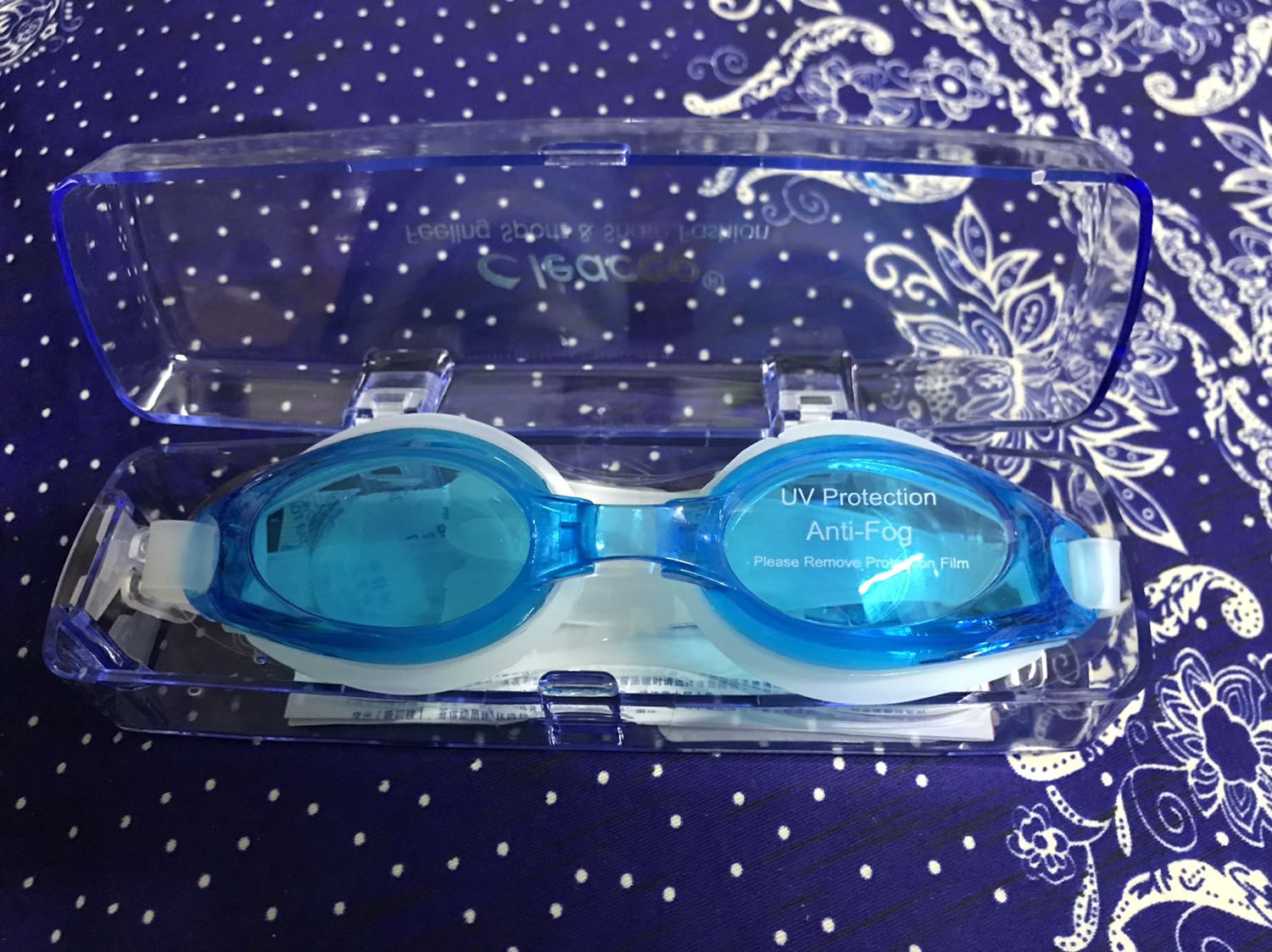 Đẹp, thời trang, và… SIÊU RẺ.

Tròng kiếng sáng xanh, trong suốt như pha lê, nhìn rõ ràng và cực êm mắt.

Viền cao xu mềm, đàn hồi, ôm mắt cực kín kẽ. Nước không thể lọt vô.

Dây đeo chắc mềm, có chế độ điều chỉnh vừa các vòng đầu của người châu Á, châu Âu.

Tiki ship đúng hẹn, hàng mới coong còn seal.

Đã đeo thử. Chỉ 1 từ: XUẤT SẮC