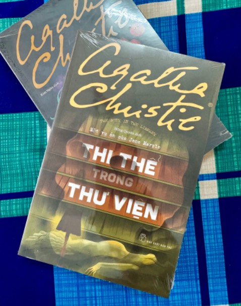 2 tựa mới nhất của Agatha Christie hứa hẹn những vụ án  đặc sắc.

Sách mới nguyên seal, đóng gói cẩn thận có xốp chống sốc 2-3 lớp.

Giao siêu tốc sớm hơn dự kiến. Shipper vui vẻ, lịch sự.