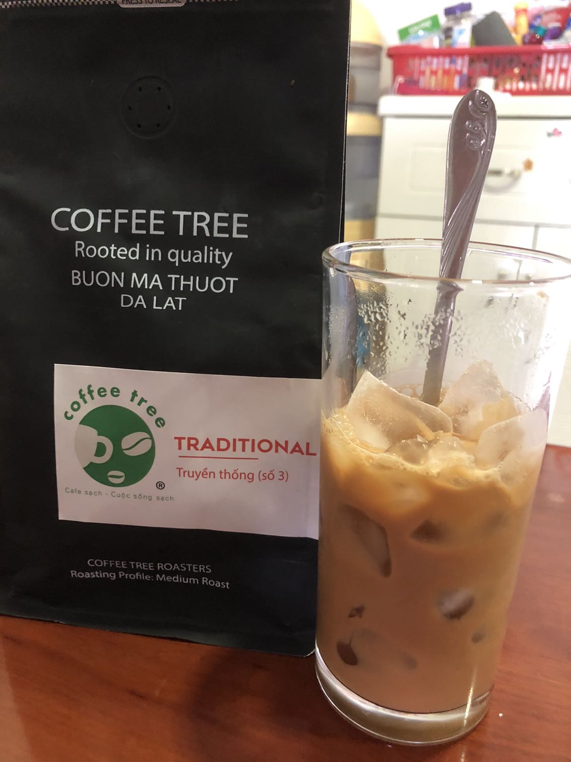 Bột cà phê mịn, màu nâu, có mùi dịu nhẹ khi mở gói.
Hương cà phê thơm dịu, màu cánh gián khi pha, sánh và ngon.
Vị số 3 đậm đúng chất. 
Giao hàng nhanh, đóng gói đẹp.