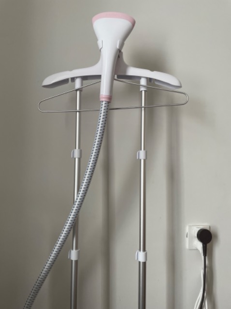 quần áo thẳng nhanh bất ngờ
Lần đầu dùng nên ko để ý hãng có cho bao tay, mn nên dùng để tránh hơi nước nóng phà trực tiệp vô tay dễ bỏng. 
Này mà có thêm miếng chặn dọc giữa 2 thanh để tiện là áo phẳng thì tiện hơn nữa.