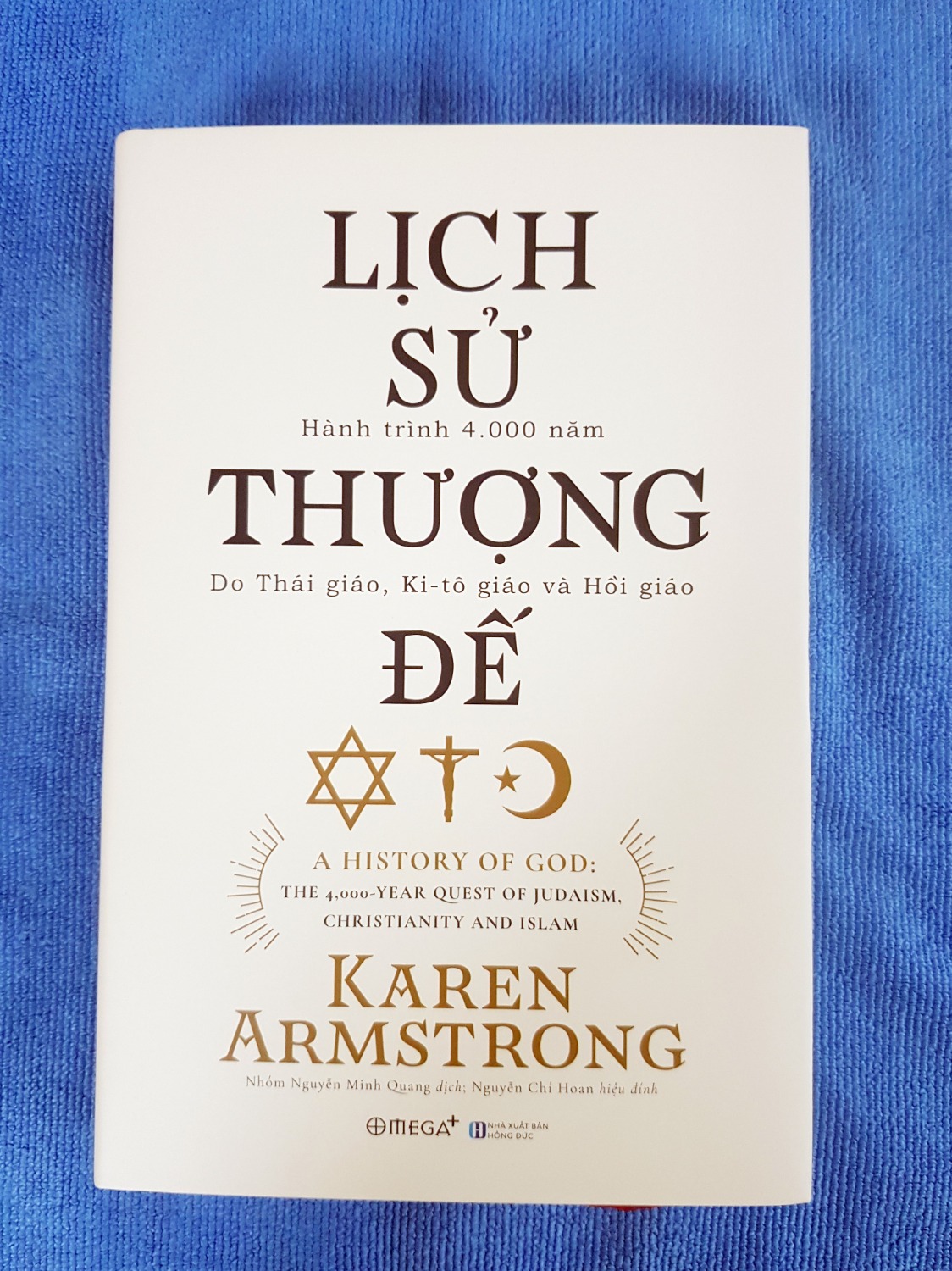Sách dành cho những người có nền tảng về Tôn giáo, nhất là các Tôn giáo Độc thần...
Sách là một công trình công phu và mang lại nhiều kiến thức.

Sách đẹp và giấy đẹp, chữ rõ.

Khi mua sách, nên dùng tính năng bọc sách, nhìn sẽ sạch và đẹp hơn.
Mình mua nhưng k bọc, nên giờ hơi tiếc và sợ bẩn.

Sách dở một chỗ là bìa cứng thì k in mặt, chỉ có vỏ.... hơi tiếc.
