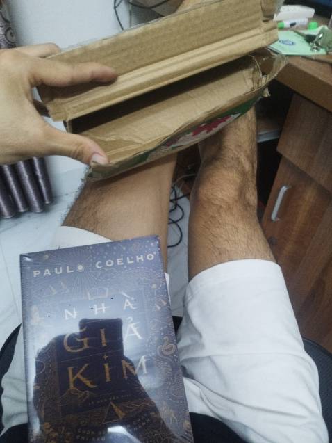 Không thấy quà tặng kèm là sổ tay đâu, muốn mua bản bìa màu vàng mà giao cho mình bản bìa khác.