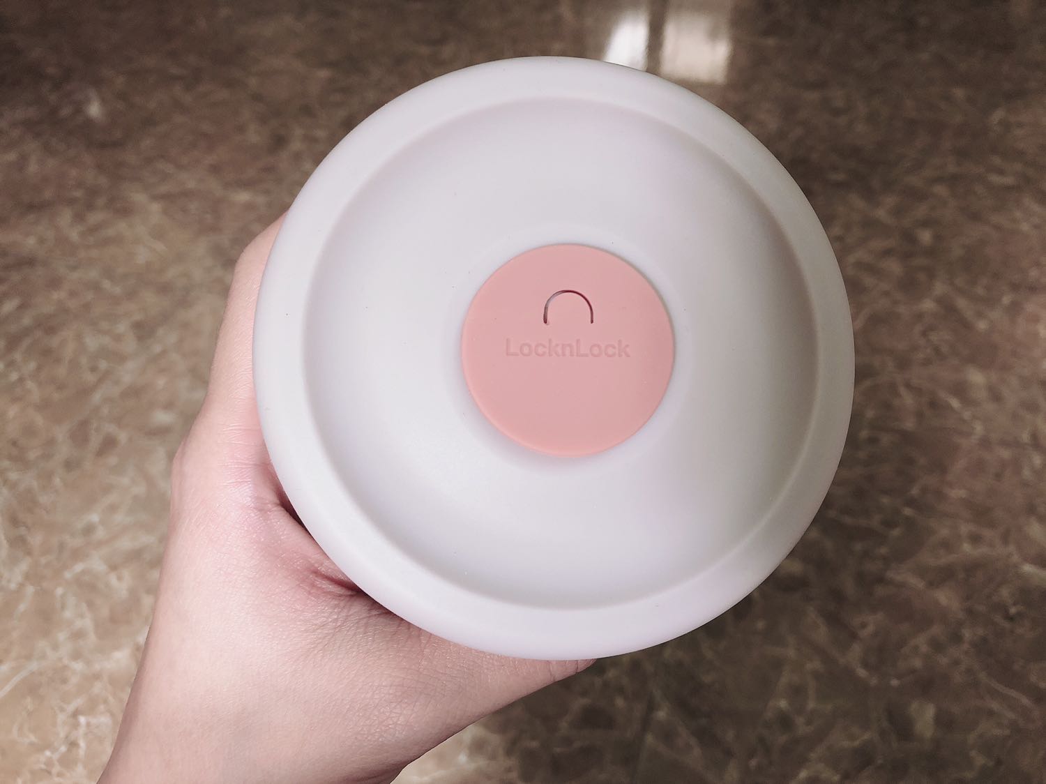 Đặt hàng trong mùa dịch nhưng nhận được khá nhanh, mình đặt Tiki gửi từ HCM 😊 hàng được đóng gói cẩn thận. Sản phẩm đẹp, chắc chắn, nhìn rất sang nha. Các thang đo lường được in lụa rõ nét, nắp silicon mềm khớp với miệng bát không bị hở tí nào. Anh shipper nhiệt tình, thân thiện. Mọi người nên mua nha, đáng tiền lắm ạ 🥰🥰🥰