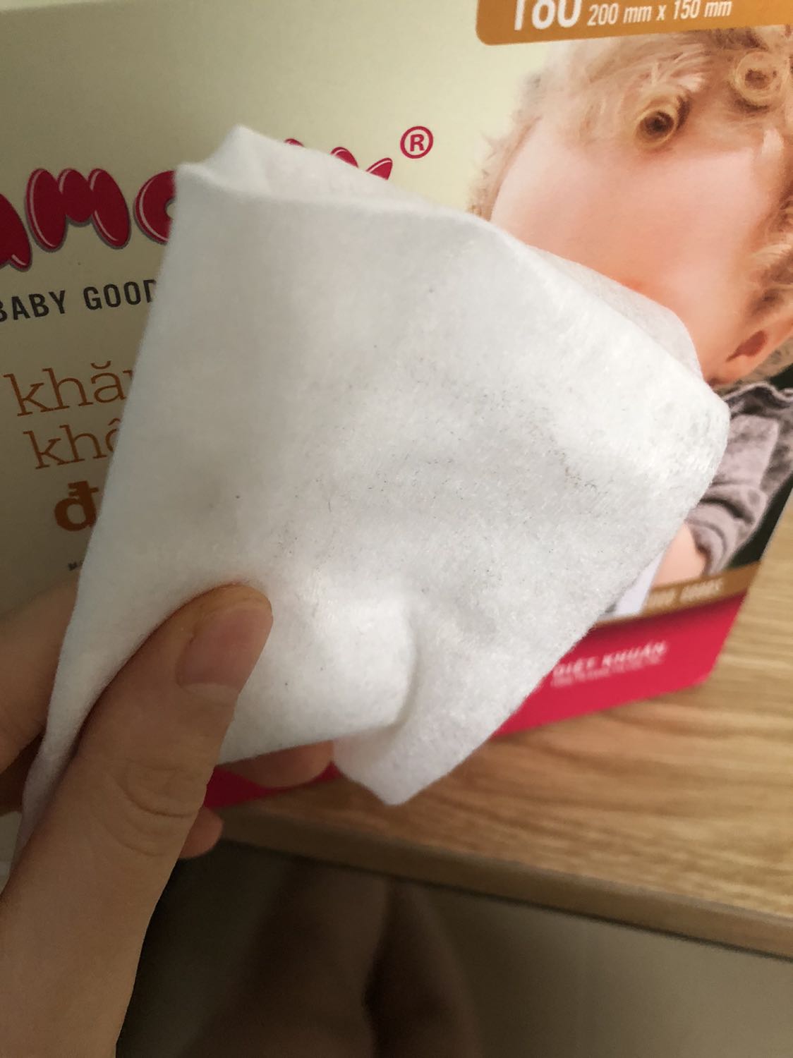 Khăn mềm và mỏng, dùng được nhiều mục đích. Hộp lớn 180 cái, khăn có thể giặt đi dùng lại vài lần nên cảm thấy cũng tiết kiệm lắm, tính ra cũng rẻ.