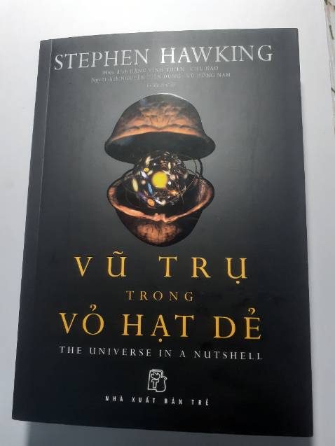 Sách mới, giấy tốt, nội dung thì chưa đọc nên không biết thế nào (mới mua). Nhưng sách của Hawking  chắc là sẽ hay lắm. Cuốn "vũ trụ trong vỏ hạt dẻ" mình mua thì còn mới tinh luôn, có bọc sách kỹ lưỡng. Nhưng còn cuốn "lược sử thời gian" thì có nếp nhăn và vài vết xước ngoài bìa, có thể là do vận chuyển, lấy hàng, hay là bảo quản sách, mà giấy bên trong vẫn còn rất mới nên mình tháy không vấn đề gì. Xem thử thì sách có hình minh họa, cuốn "vũ trụ trong vỏ hạt dẻ" thì có mấy trang minh họa màu luôn.