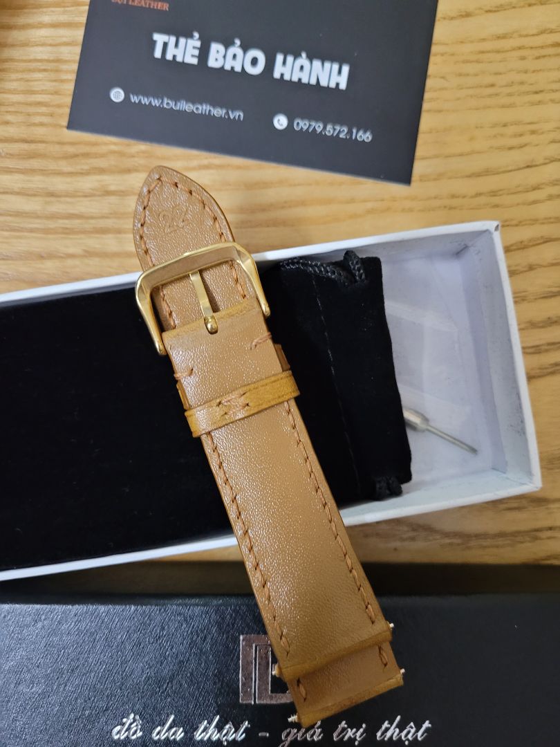 Dây đồng hồ rất đẹp, chuẩn từng đường kim luôn, không chỉ thừa nào. Có kèm phụ kiện để có thể tự thay dây. Mình xài đã hơn 2 tháng mà chưa thấy bong tróc gì cả. Hoàn toàn hài lòng.