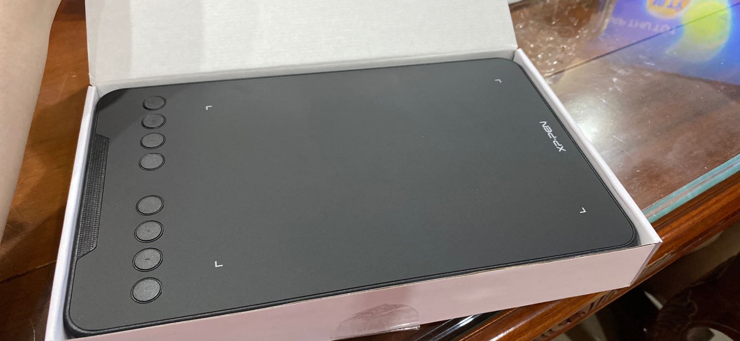 Tiki giao hàng rất nhanh, tuy nhiên lúc giao tới hộp đã bị rách, may là bảng vẽ không sao.
Đã cài đặt driver và dùng thử, bảng vẽ nhỏ gọn xinh xắn, bút nhạy, dễ sử dụng, chỉ cần vẽ thử vài lần là quen, phù hợp với người mới và không chuyên.