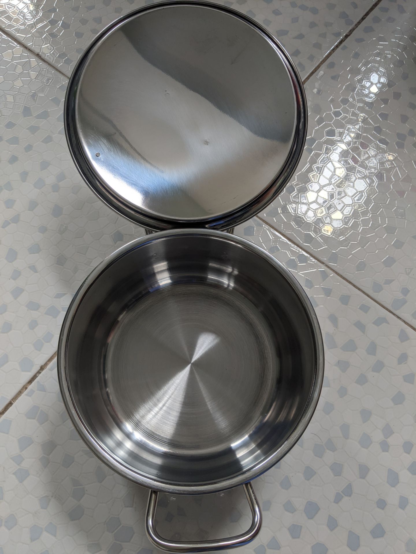 đóng gói cẩn thận. giống như hình. có phiếu bảo hành. tuy nhiên độ hoàn thiện của sản phẩm thì không toàn diện cho lắm.