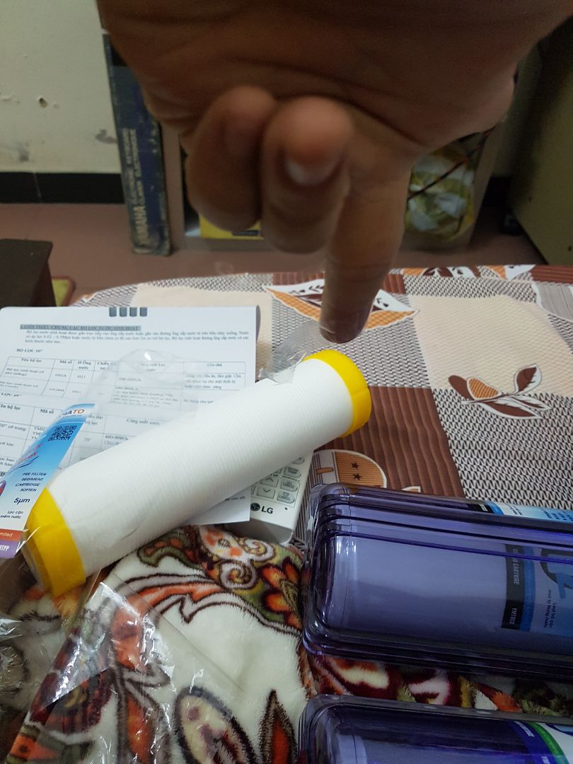 Nhà đã có máy lọc hịn nên mua lọc này để lọc "tiền trạm" giảm việc thay lõi lọc nhưng đọc review các bác toàn chê nên muốn mua có phần hoang mang nhưng sau khi xem các trang tmdt khác thì vẫn chọn tiki là đối tác, giá tuy cao nhưng bù lại free ship, đổi trả chắc cũng ổn hơn ( dù mua hàng đâu ai mong phải đổi). Nhà cung cấp nói chung là có nguồn gốc rõ ràng, dòng này thường nhưng quét Q code cũng có site 9 hãng. Lắp đặt chảy nước hay ko là do mình nhé, cần kỹ mới được vì đồ liên quan đến nước ko đơn giản. có đôi hình ae xem qua, hãy ủng hộ.