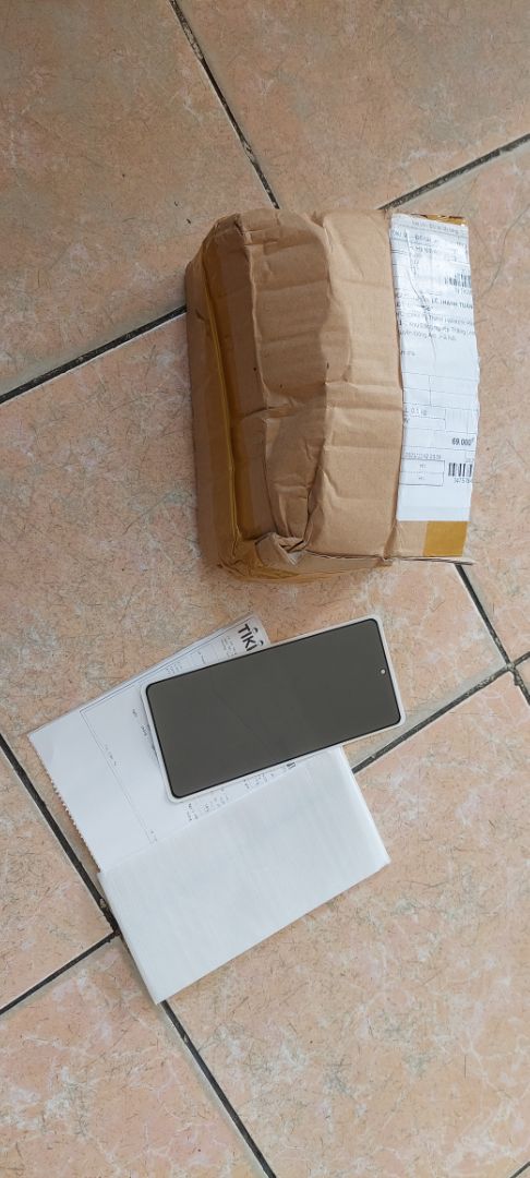 Hộp hàng móp méo, mở ra thì kính cường lực bị vỡ. Yêu cầu đổi lại hàng