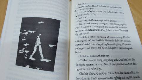 Hơn mười truyện ngắn về thân phận con người vùng sông nước dường như bất tận châu thổ đồng bằng sông Mê kông. Đó đều là những mẩu chuyện mộc mạc nhẹ nhàng không quá bi lụy về những mảnh đời chìm nổi, lênh đênh. Những người dân Nam bộ thật thà, chất phác vẫn bình thản, lặng lẽ sống như vậy từ bao đời trong một không gian rất riêng, dù hoàn cảnh sống còn rất nhiều khó khăn nhưng bặt không một lời ta thán mà chỉ thấy chan chứa tình người.