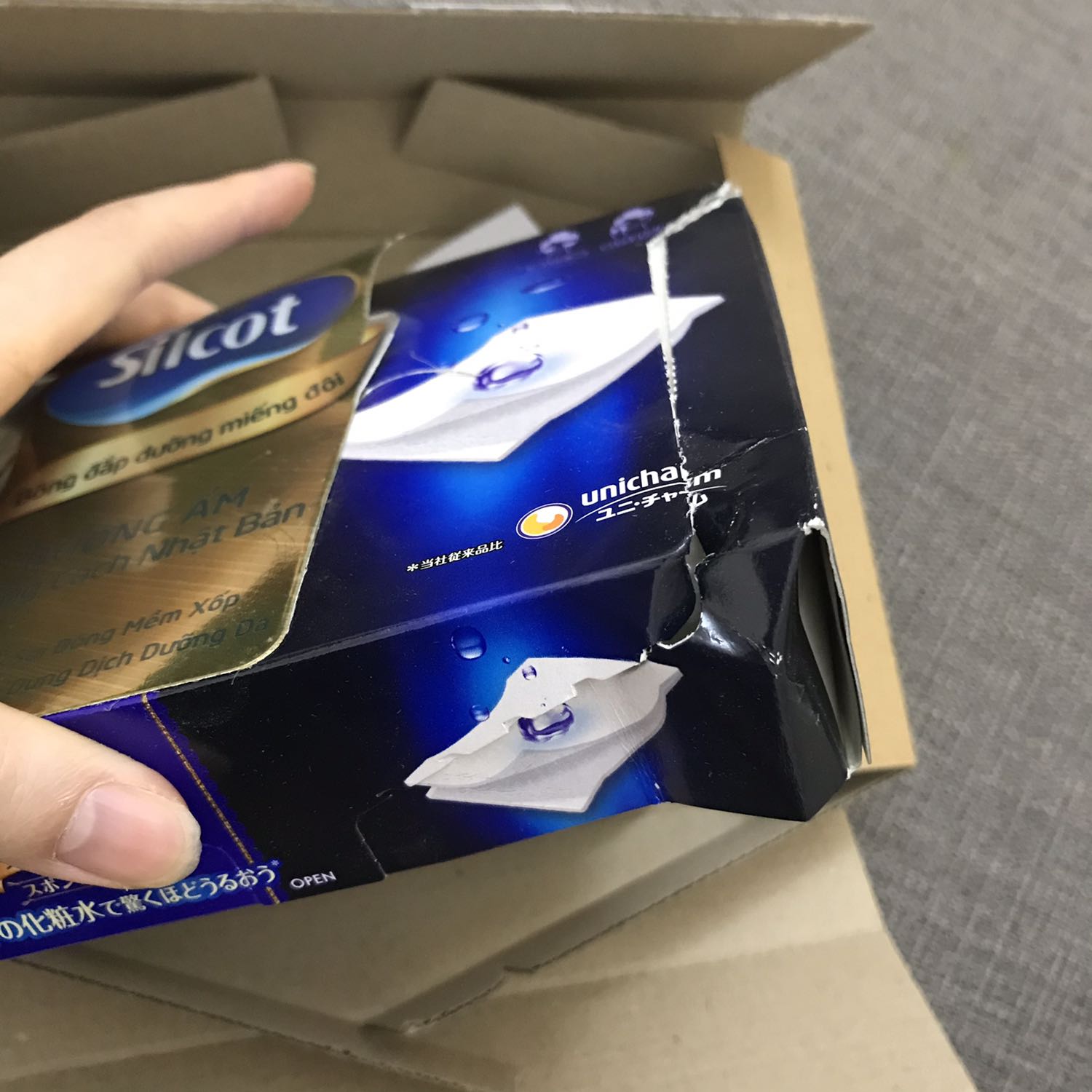 Bình thường tiki gói hàng rất cẩn thận ko hiểu sao lần này lại vậy. Hộp mở ra bị móp méo và đã rách một phần vì thế bông bên trong cũng bị bẩn trông rất mất vệ sinh. Chưa kể hộp bông bên ngoài cũng bụi, lấy giấy lau đen hết một mặt. Rất không hài lòng khi mua hàng lần này. Hộp móp méo bẩn thỉu cũng chả muốn dùng bông bên trong nữa. Ko biết là do lỗi đóng gói hay lỗi sản phẩm. Mong tiki khác phục.