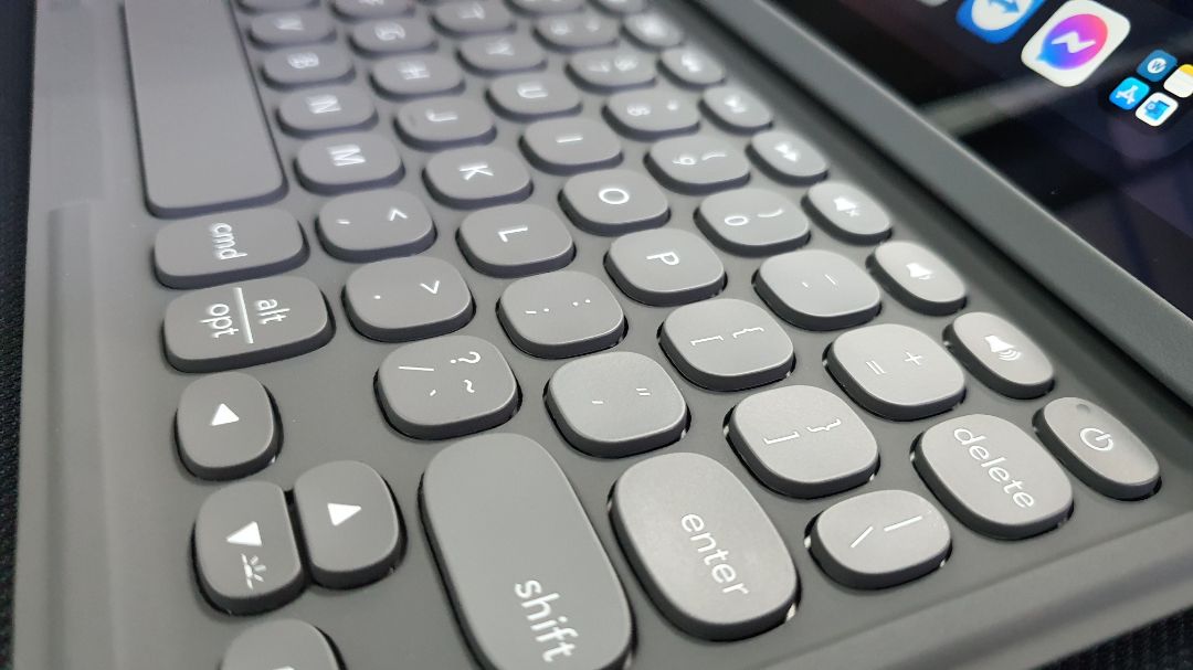 Phím bấm êm; build chắc tay; hoàn thiện tốt; đèn bàn phím khá thích; ốp lưng linh hoạt tháo rời được. Kèm theo quà khuyến mãi.