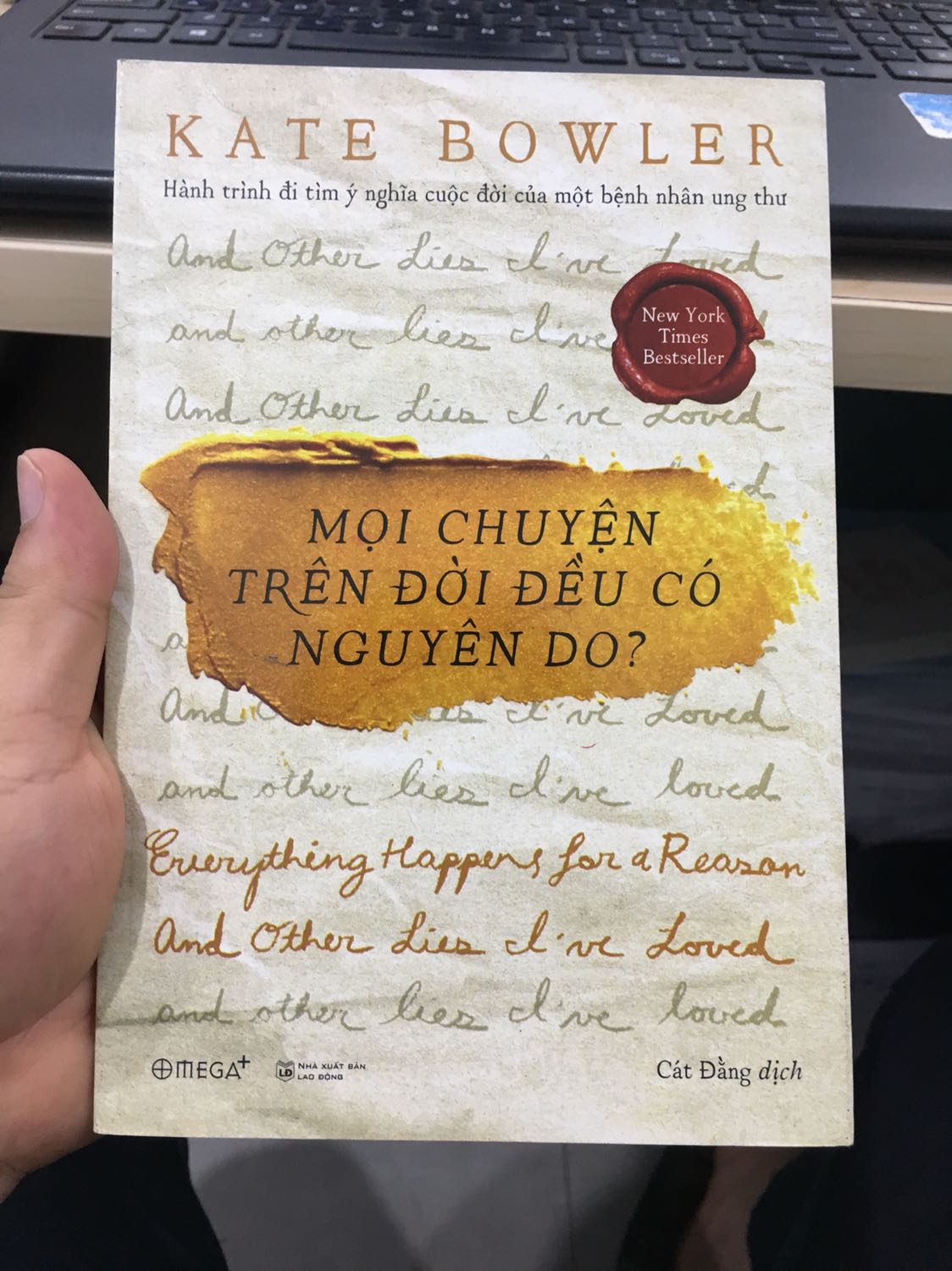 Mua sách của Tiki rất nhiều lần, sách đẹp, chất lượng sách tốt. Ship nhanh và giá cả cũng rất cạnh tranh. Tuy nhiên mình góp ý với Tiki và các nhà cung cấp khác. Do là sách nên khi vận chuyển sẽ bị va đập mạnh dẫn đến mép, móp và dập bìa. Nếu có thể thì Tiki và các nhà cung cấp nên bọc sách lại vừa hạn chế đc méo móp lại vừa giữ đc mùi giấy mới và ko bị mốc. Những cuốn sách mình mua lần này đều bị méo bìa, bụi và mốc. Đánh giá 5 sao nhưng rất mong Tiki và nhà cung cấp lưu ý thêm