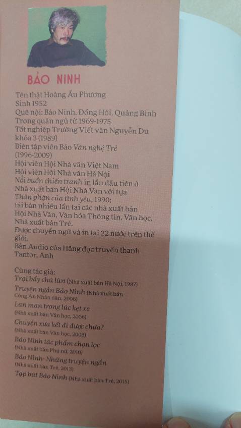 “Cái may của nỗi buồn chiến tranh là ở chỗ nó ra đời vào thời hội nhâp. Nhiều khách phương xa đặt chân đến đây với cuốn truyện của Bảo Ninh. Trong chừng mực mà ở nhiều nơi, hai tiếng Việt Nam mới có nghĩa một cuộc chiến tranh – nó đã trở thành người đại sứ duy nhất của văn học mời gọi người ta đến với xứ sở này để khám phá tiếp”
Tôi hoàn toàn đồng ý với quan điểm của nhà phê bình Vương Trí Nhàn về tác phẩm này. Sự khen ngợi dành cho tác phẩm có lẽ phần đa đến từ những người nước ngoài hơn là những người Việt Nam, những người mà với họ ký ức về chiến tranh, thậm chí là những trải nghiệm trực tiếp về cuộc chiến khi so sánh với điều tác giả viết đều không có gì xa lạ. Có chăng với họ đây là một tác phẩm mang giá trị biểu đạt nghệ thuật với thứ văn phong vừa mang tính hiện thực lại vừa có sức nặng chiều sâu tâm lý .
Dẫu vậy với cá nhân người đọc khi những câu chuyện, giọng văn quen thuộc đó cứ lặp đi lặp lại nhiều lúc tạo cảm giác buồn chán, có lẽ điều này cũng được chính tác giả tự trào bằng thủ pháp mang tính ẩn dụ ở những dòng văn cuối “ Tuy nhiên mạch chuyện không ngừng đứt gãy. Tác phẩm từ đầu đến cuối không hề có nổi một tuyến chung, một bề mặt đại khái nào mà hoàn toàn là những khối thù hình. Tất cả đang diễn ra đột nhiên đứt gãy và bị quét sạch khỏi giữa chừng trang giấy như thể rơi vào một kẽ nứt nào đó của thời gian tác phẩm. Ta vẫn gọi đó là sự mất bố cục, sự thiếu mạch lạc, thiếu bao quát nhiều khi chứng tỏ sự hụt hẫng của tư duy người viết, chứng tỏ cái sự lực bất tòng tâm của y. “ 
Phải chăng tác phẩm về chiến tranh sau rốt vẫn là một trải nghiệm buồn của người lính viết văn.