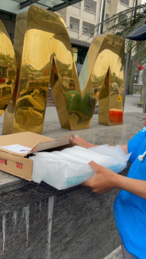 Các vấn đề khác ok. Mình sẽ chỉnh lại sao khi nhà bán có phản hồi giúp mình nhé ạ. Đoạn ngón tay mình chỉ vào thấy đường keo cao hẳn lên là do máy nào cũng vậy hay chỉ máy này dán không khớp lắm ạ. Cảm ơn.