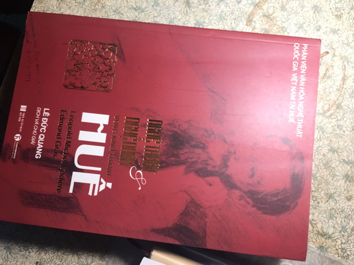 Bìa với hoạ tiết và chữ in nổi, chất giấy rất đẹp, rất nhiều trang in mầu (mầu của giấy cũng thay đổi theo), dán và khâu gáy sách cẩn thận, 1 cuốn sách in ấn để lại nhiều thú vị, :)