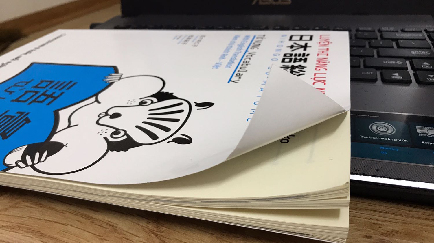 Giao hàng nhanh
Mình đặt mua cùng với 5 cuốn và chọn bọc plastic nhưng có 2 cuốn k đc bọc mà còn bị quăn góc. Lỗi này chắc do vận chuyển, 1 cuốn mỏng dính mà bỏ vào hộp quá to. 
Nên thiết kế thêm dạng phong bì cứng cho những đơn chỉ có 1 cuốn sách mỏng thế này hoặc chằng thêm lớp chống xóc