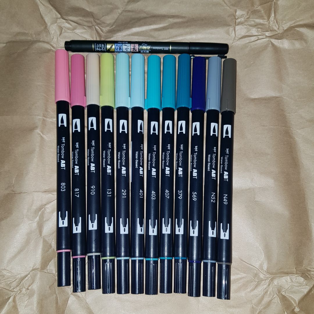 Hẳn là không có gì để bàn cãi về em Tombow này nữa rồi. Mực ra đều màu, đầu cọ mềm mại. Bạn nào mê quay viết thì chắc độ dài của em ấy khá là vừa tay :))) lại còn mua đc với giá rất tốt ^^
Tuy nhiên nếu mua bản màu này có 4 màu khá nhạt nên rất khó sử dụng.
Riêng giao hàng đợt này quá quá lâu, từ SG về bình thường k lâu như vậy, xong mình thấy giao hàng 7 ngày mình cũng chấp nhận vì dịch. Nhưng k hiểu sao đến ngày thứ 6 mới giao cho bên giao hàng. Và cuối cùng là muộn hơn thời gian dự kiến.