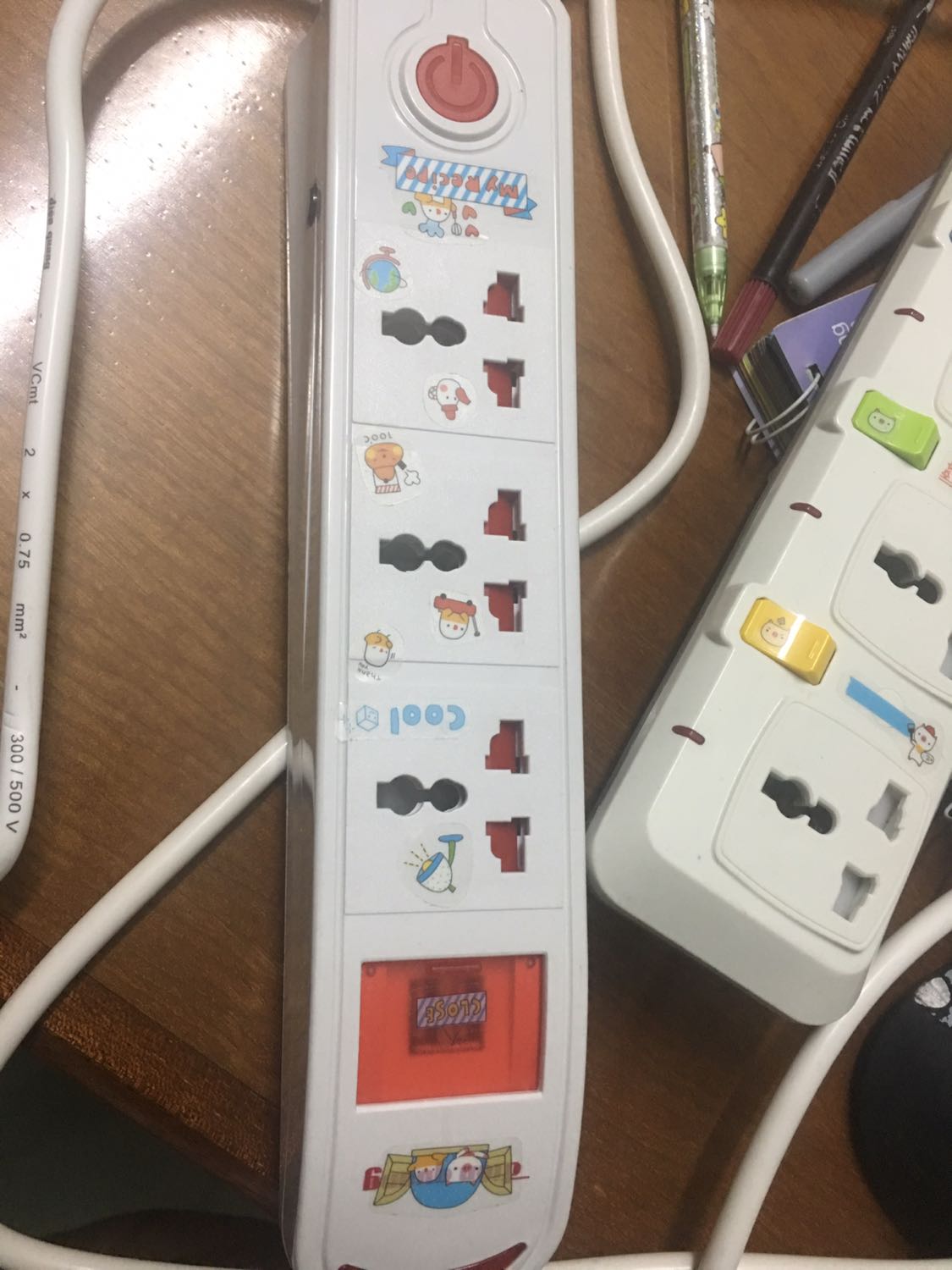 Hàng đóng gói cẩn thận, sản phẩm chắc chắn, tiện lợi vì có cái lổ phía sau để treo tường, khoá an toàn, sạc usb. Mình dán thêm vài em sticker cho thêm long lanh, dễ thương cực luôn.