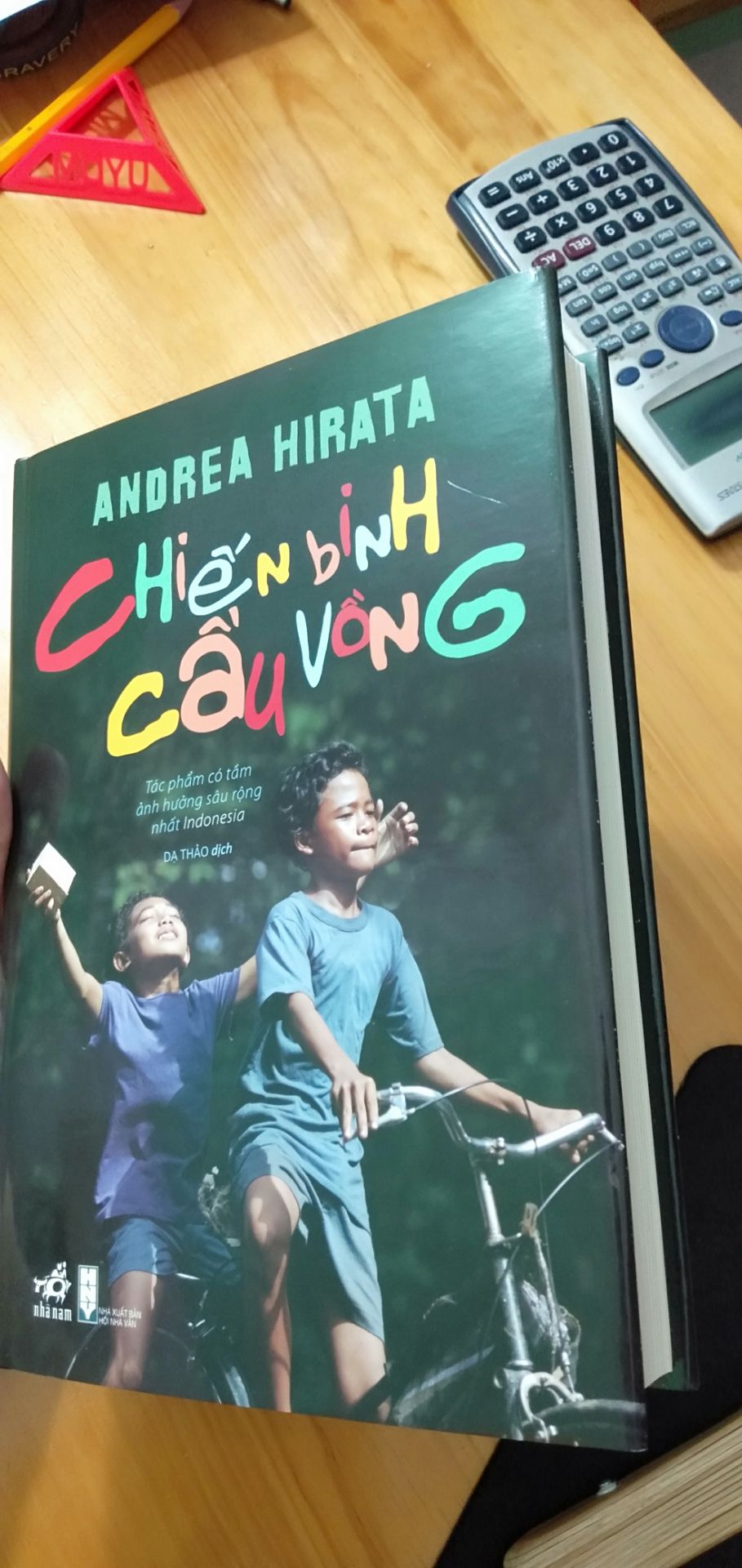 Rất cảm ơn anh Bình book đã bọc gói kỹ lưỡng để sách đẹp và không trầy xước móp méo khi đến tay mình. Đây là một quyển sách tuyệt vời về cả nội dung và mẫu mã 😍😍😍