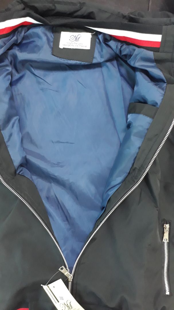 Chất vải áo đẹp, form chuẩn nhưng tiếc là lớp lót bên trong tay áo bên trái bị may ẩu, bị xoắn nên mình phải liên hệ để đổi lại. K tìm thấy thông tin địa chỉ của shop để gửi lại :((. Shop đọc đc nhận xét này làm ơn liên lạc giúp mình nhé.