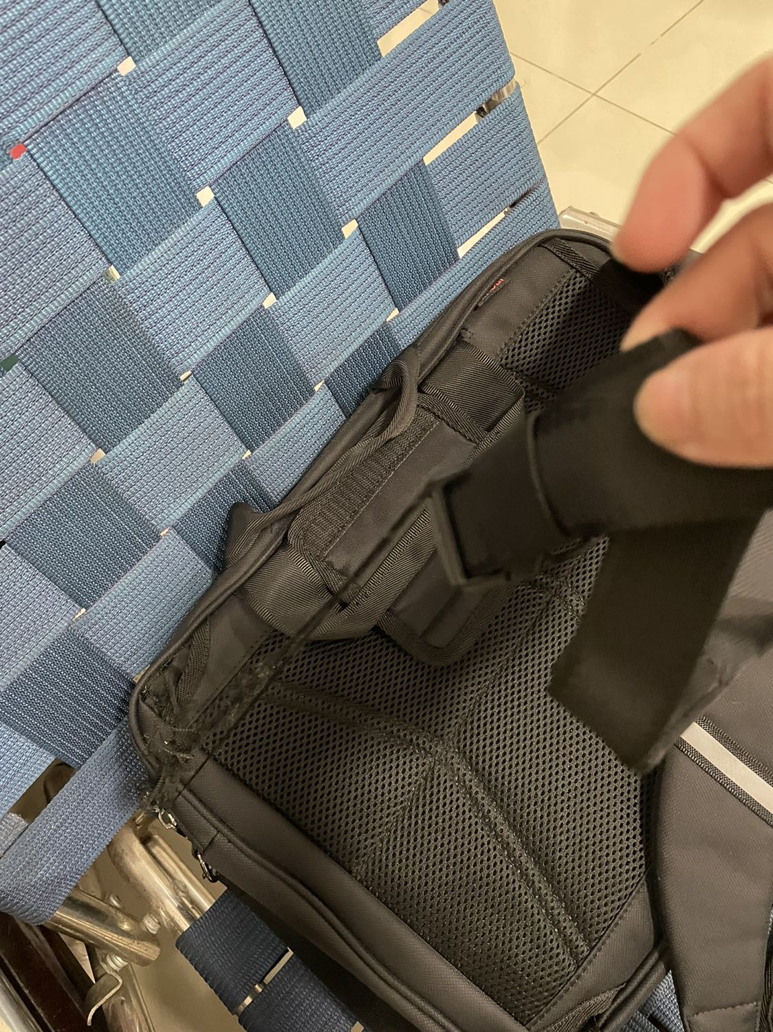 Mình mới xài ngày đầu tiên thì dây đeo bị đứt.
Mình thấy thất vọng về sản phẩm dù lúc nhận hàng mình thấy nó rất đẹp và chắc