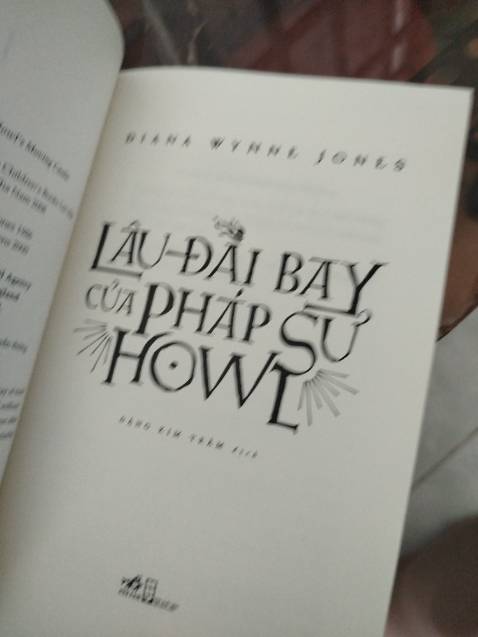 Gần 400 trang, hơi móp ở góc sách, ok