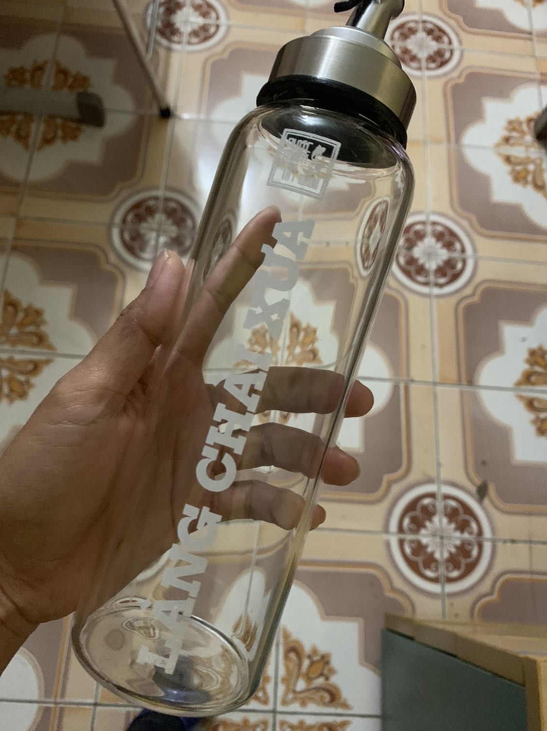 xinh xẻo nhé
giao hàng super nhanh :))
bình dày dặn, nhưng ko bt có chịu lực thật ko( ko dám rơi thử 😂)
tuy nhiên có 2 điểm trừ là đầu nắp vẫn sẽ gỉ nước chứ ko khít như nắp xoáy