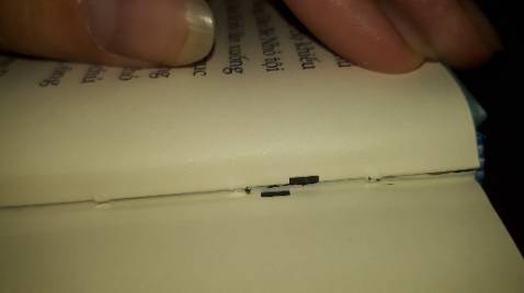 Mọi thứ đều rất ổn, bìa xinh, giấy đẹp, giá tốt, giao hàng nhanh
Nhưng khi mở ra để đọc thì thấy sách bị rách, không phải rách một ít đâu mà rách cả một đường dài ở phần hóc sách, rách rời 2,3  trang luôn. Thật sự chưa bao giờ mua sách ở Tiki mà thấy thất vọng như vậy