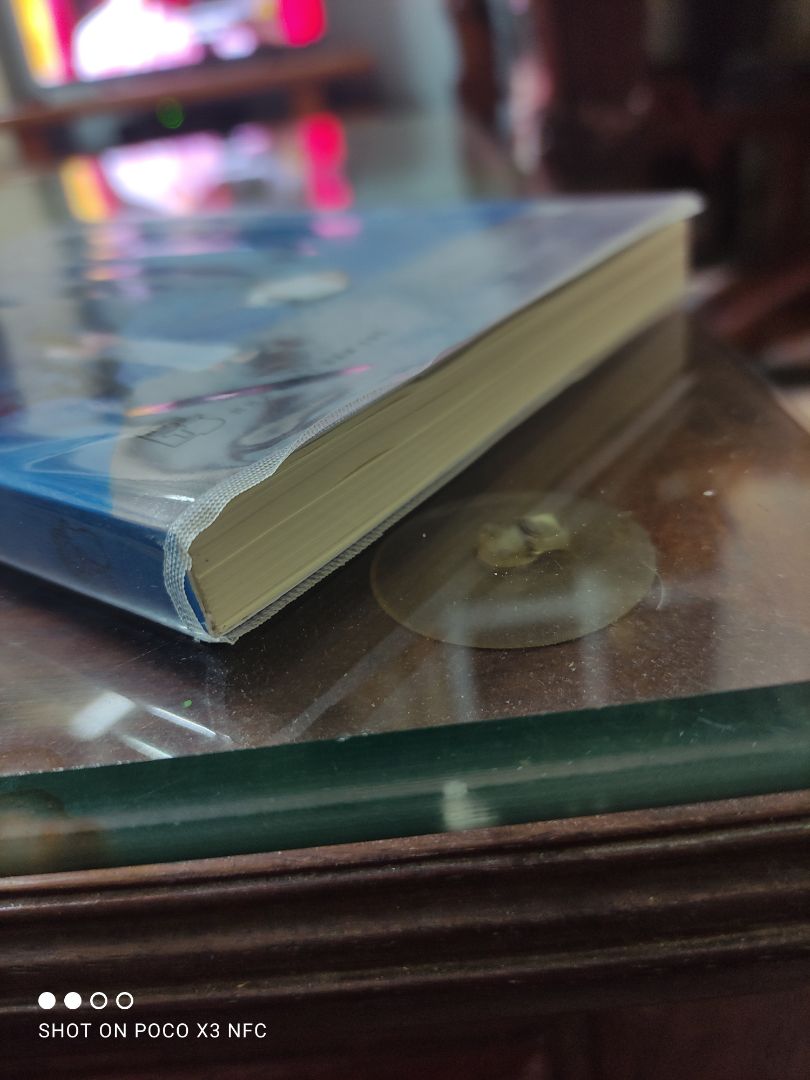 Lần đầu tiên mình cảm thấy thất vọng về sách Tiki như thế. Chất lượng ngoại quan của sách cực kỳ khó chấp nhận, các cạnh không phẳng, mức độ hoàn thiện thấp, cảm giác rất thiếu tôn trọng độc giả. BookCare dập bìa không phẳng. Mong Tiki cải thiện chất lượng