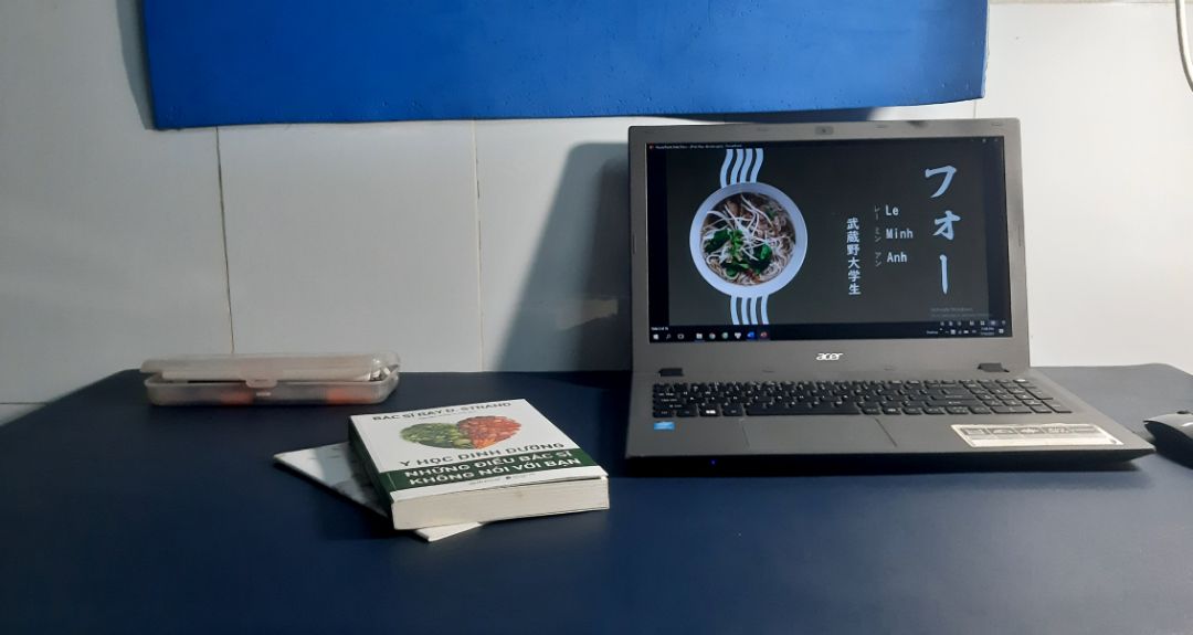 Đặt lên bàn làm việc rất trang nhã, tạo cảm hứng làm việc rất tốt. Mọi người cũng biết work from home rất stress. Vừa trải bàn vừa lót chuột luôn. Nhận hàng về là mình quăng luôn cái miếng lót chuột xấu xí rồi. Mình chụp cả 2 mặt cho mọi người xem, ban ngày để màu nổi cho hưng phấn, ban đêm để màu đằm cho dịu mắt trước khi ngủ.
Sẵn tiện PR luôn quyển sách rất bổ ích trên bàn, mùa dịch này mọi người nhớ ăn uống bổ sung dinh dưỡng đầy đủ để bảo vệ sức khỏe nha! Quyết thắng đại dịch!?