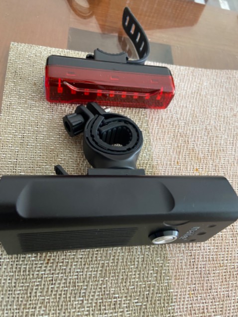 Cứng cáp và khá chắc chắn
Có 3 chế độ đèn và sáng tốt
Giao hàng đúng hẹn