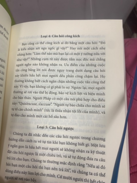 Sách mới, đóng gói ổn. Nhưng mình nói thật sách nội dung tệ và mất thời gian đọc. Không có cho mình thêm được kiến thức mới gì cả. Hầu hết là các chiêu trò tâm lý trong đời sống hằng ngày qua cách nói theo hướng có lợi cho mình. Thực sự những mẹo này quá cơ bản nên ai cũng biết hết rồi, áp dụng chỉ khiến bị ghét hơn chứ chả thao túng được ai.