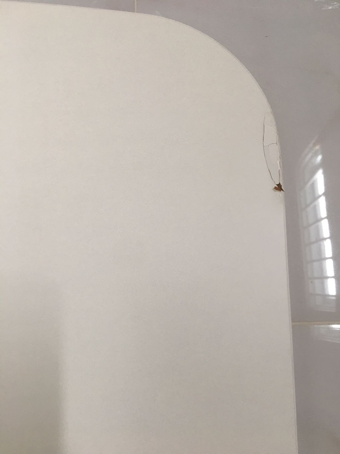 Bàn bị nứt, bị lỗi trên bề mặt bàn. Hàng đóng gói cẩn thận, mình thấy đánh giá tốt rất nhiều, chắc do mình xui. Bàn to và nặng, chân gỗ nặng, chắc chắn. Hy vọng lần sau mua không bị xui nữa!