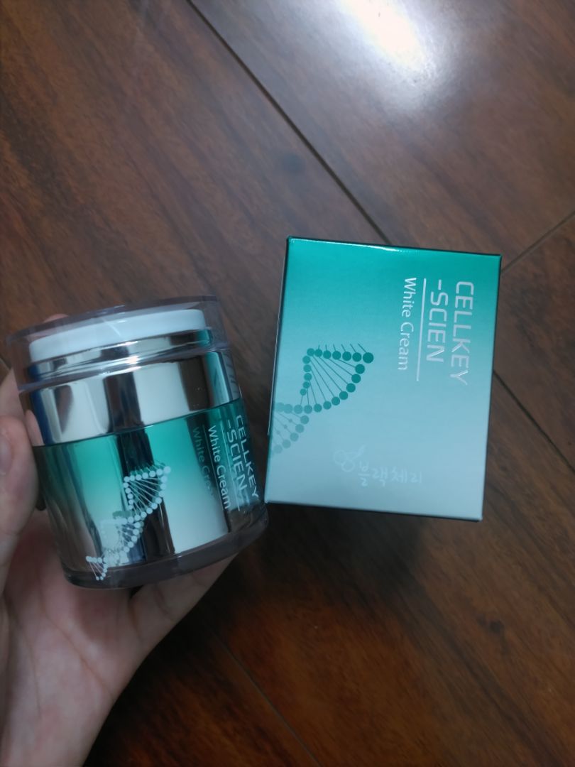 Giao hàng nhanh, shop còn đóng gói hàng siêu cẩn thận luôn. Sản phẩm dùng thích không có gây rát da như những loại kem mình từng dùng vì da mình thuộc loại da nhạy cảm nên dùng gì mình tìm hiểu kĩ nên quyết định chốt e nó về. Đúng là e nó không làm thất vọng. Ưng quá🥰🥰
