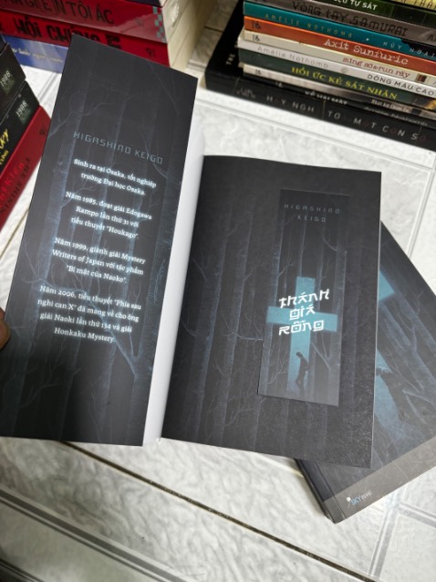 Một cuốn sách hay, sâu sắc, cảm động của tác giả Keigo.

Ẩn chứa sau những vụ án là những câu chuyện đau lòng với nhiều mảnh đời được tác giả lồng ghép, minh họa cho một xã hội Nhật có nhiều mâu thuẫn mà chỉ dùng lý mà thiếu tình thì sẽ chẳng thể giải quyết được vấn đề đang tồn tại.

Án tử hình, nên duy trì hay xoá bỏ?

Một  tác phẩm nặng nề nhưng rất đáng để trải nghiệm.