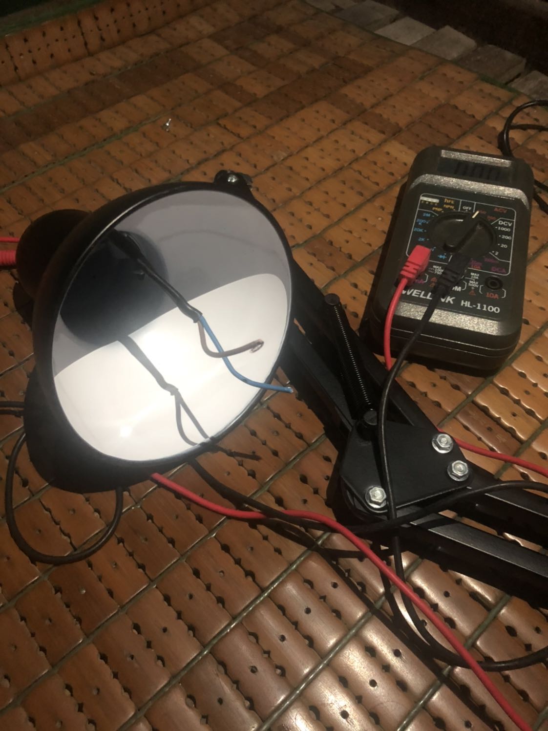 Vừa nhận được thanh toán xong đem thử thì ko cháy, ktra bóng ok. Lấy VOM kiểm tra ko có điện, biết đèn này dây chỉ đi trực tiếp qua mỗi công tắc nên tự làm chứ bảo hành gì cho mất thời gian. Nên tự khắc phục. Mong shop nên *** sp trước khi giao khách, nhỡ sp có linh kiện khách ko tự xử lý được thì mất thời gian lắm.