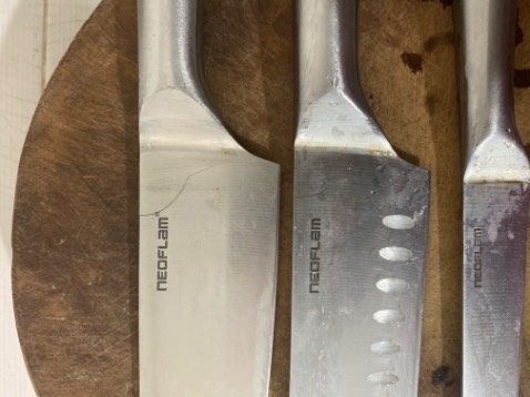 Mình xài được 10 tháng thì đoạn nối gần cán dao bị nứt gãy, 1 con lỗi thì chấp nhận được đằng này mua 3 thì cả 3 đều bị nứt, giờ lại phải mua lại bộ khác. Khá tệ và không hài lòng. Mọi người mua thì nên cân nhắc.