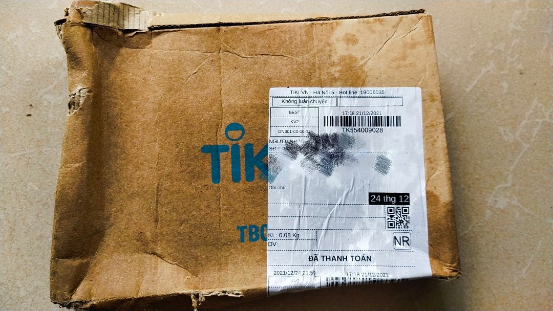 Mình vừa nhận ĐH #554009028 là 1 ổ SSD mà nv giao hàng hộp ướt nhẽm, thủng rách vào trong luôn, ngay cả box sp cũng bị ướt mềm, tờ HDSD cũng bị ướt, sp có hơi nước bên ngoài. Chưa biết sp mở có lên và sau này có ảnh hưởng hay giảm tuổi thọ gì không? Xin nhắc lại đây là sp điện tử, k có bao bì ni lông bảo vệ gì cả, chỉ có box giấy.
Tiki hướng dẫn xứ lý tình trạng này giúp mình ạ. Cảm ơn.