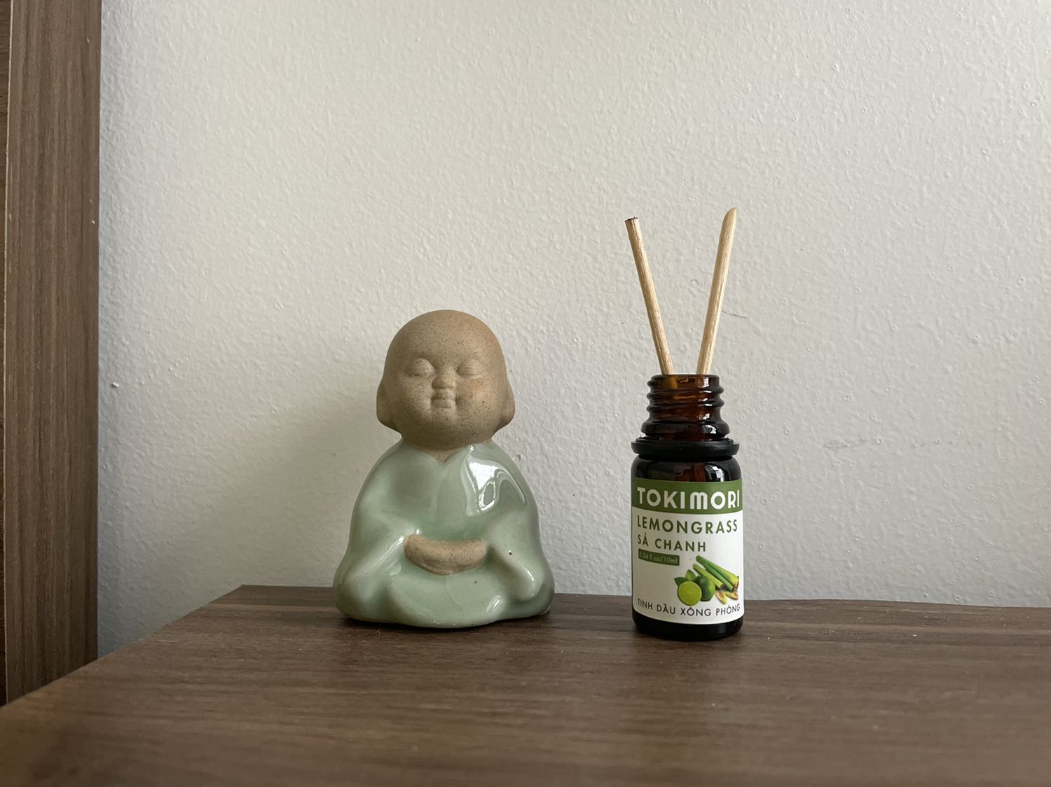 Tinh dầu thơm dịu và dai, mùi như mùi sả trồng ở nhà, rất dễ chịu chớ không quá nồng. Mùa mưa xông mùi này vừa ấm nhà, vừa đuổi muỗi, gián, kiến. Mình mở nắp chai rồi cắm mấy que khuếch tán để ở bàn làm việc vừa thơm vừa xinh. Hàng chất lượng cao so với giá rất rẻ, giao hàng cũng nhanh, bao bì thân thiện. Nói chung là thích, giá tốt để mua dùng thử.