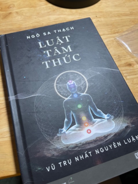 Giao nhanh ạ. Sách đẹp, cứng cáp, hình in và chữ đều rõ nét và đẹp. Có điều chỉ bị cong góc nhẹ nên hơi buồn xíu ạ. Nói chung là với giá này là quá rẻ luôn.