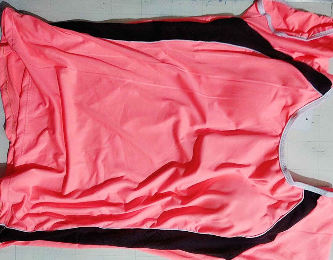 Kiểu dáng đơn giản, rộng rãi, dễ mặc, dễ vận động nước                                   .