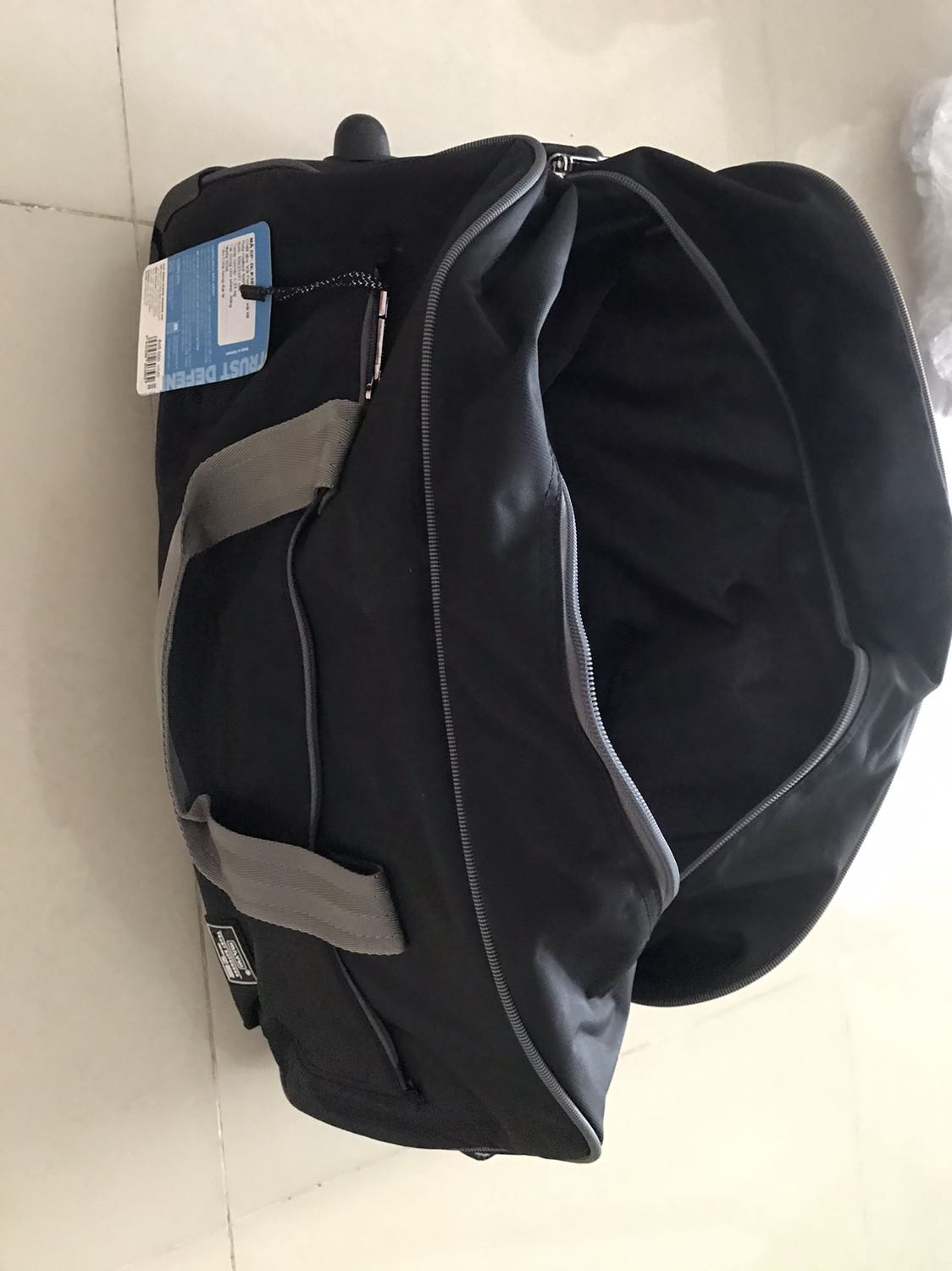 Giao siêu nhanh đóng gói cẩn thận. Mình mua để nhỡ có đem xách tay lên máy bay vẫn được. Túi dày dặn chắc chắn. Vải lót trong chưa xịn lắm. Lớp đáy phía trong nếu phủ dày hơn để khỏi cấn phần thanh kéo thì hay hơn. Đôi điều góp ý cho sản phẩm còn shop thì ko có gì để chê.