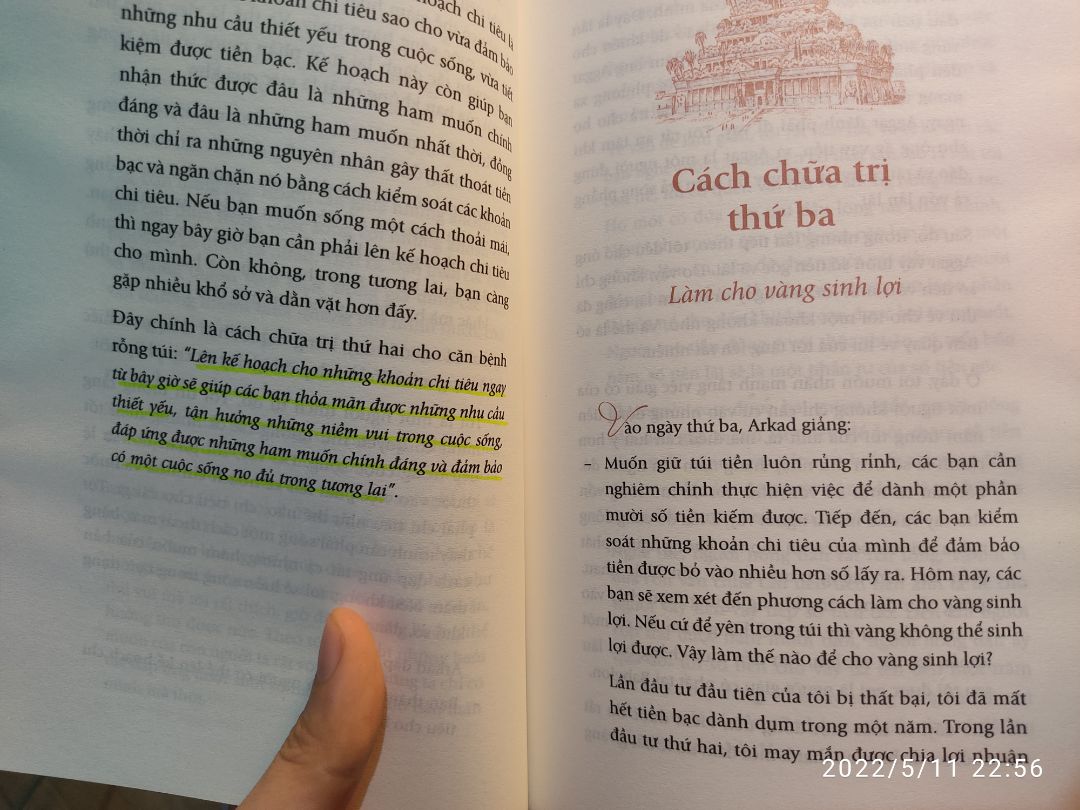 Giao hàng đúng lịch, Sách tuy không có bọc nhưng vẫn đẹp, không gặp vấn đề gì. Giấy dày, có những trang in màu bắt mắt và thu hút.
Sách là nội dung cơ bản của việc quản lý tài chính (tiết kiệm, chi tiêu, buôn bán, làm giàu,...). Nội dung được lồng ghép qua những câu chuyện ngắn nên rất dễ đọc và cuốn. Đọc 3 4 ngày là hết quyển rồi.
Đọc càng sớm càng tốt cho việc quản lý tài chính của bản thân.