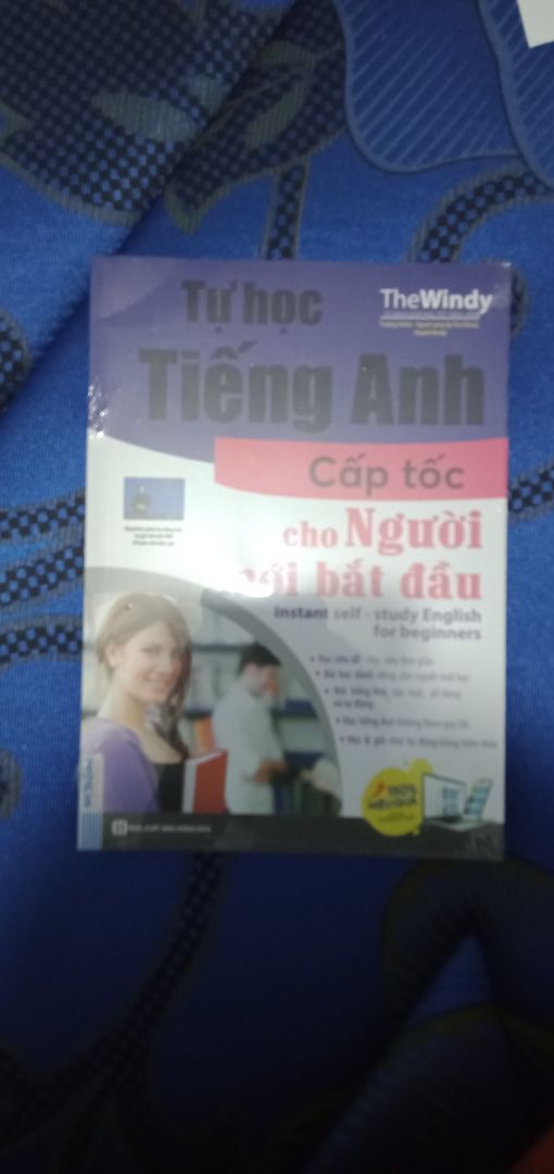 Giao hơi lâu, bìa sách không ấn tượng lắm nhưng lật ra thì rất tuyệt sách rất phù hợp với những người muốn lấy lại gốc tiếng Anh trong đó có tui :)) bên ngoài còn có màng bọc, nhưng trong quá trình vận chuyển bị móp một chỗ rồi :( nhưng vẫn rất tuyệt 😋