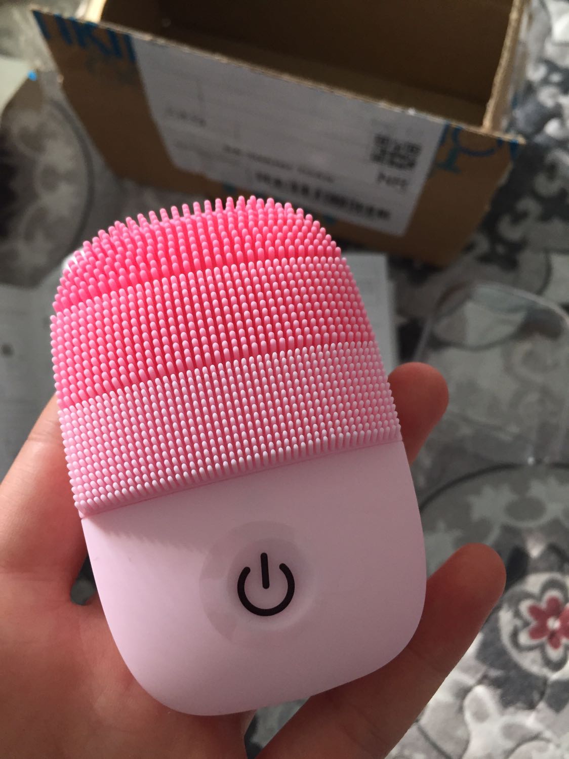 Ngon bổ rẻ nha mng ới ời ơii. Máy hơi mùi silicon tý thui nhưng chắc dùng về lâu dài sẽ hết, lông mềm. Nchung là nên mua nhoa. Muốn post thêm cả cái video nứa mà kc được