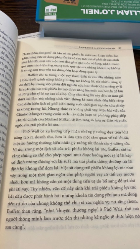 Thảm hoạ dịch thuật. Dịch như google translate. Sách được dịch bởi những người không chuyên, nhóm dịch giả cũng tự nhận là trình độ tiếng anh còn hạn chế vẫn cố gắng dịch. Thực sự đọc rất chán, lủng củng, khó hiểu, khó nhuốt. Chưa thấy cuốn nào viết về Warren chán như cuốn này. Tôi thấy ko đáng khi bỏ ra gần 200k để mua cuốn sách này. Alpha Book làm sách ẩu quá, sau mua sách của bên này tôi sẽ phải xem xét kỹ càng, cận thận hơn. Tốt nhất a e đừng mua, phí tiền, tốn thời gian lại thêm bực mình.
